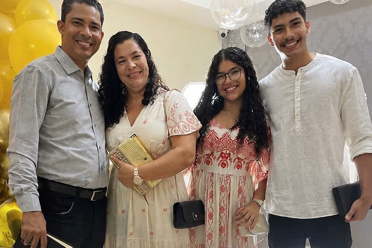 Missionária Lice com a família: o marido, Robson Silva, e os dois filhos